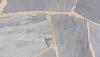 Flagstones Kandla Grey, ca. 25-40 mm dik horizontaal verpakt, ca. 4-7 stuks per m2.