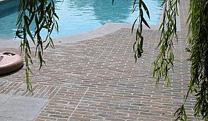 <p>Bent u op zoek naar bestrating met karakter? <strong>Gebakken bestrating</strong> geeft elke oprit, tuin of terras een warme, authentieke uitstraling. Dankzij de natuurlijke kleuren, hoge slijtvastheid en lange levensduur zijn gebakken klinkers al jarenlang favoriet bij zowel particulieren als professionals.</p>

<p>Wat is gebakken bestrating?<br />
Gebakken bestrating bestaat uit kleiklinkers die op hoge temperatuur zijn gebakken. Het resultaat: een harde, kleurvaste steen die bestand is tegen intensief gebruik en extreme weersomstandigheden. Ideaal voor wie kiest voor kwaliteit en uitstraling.</p>
