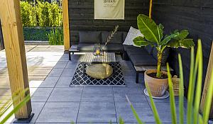 <p>Zoekt u een sierbestrating die zowel stijlvol als slijtvast is? Met <strong>GeoSteen®</strong> kiest u voor een hoogwaardige betonsteen met een verfijnde toplaag die doet denken aan natuursteen, maar met alle voordelen van moderne uitstraling. Bij D'Ouwe Steen BV vindt u een ruim assortiment GeoSteen® tegels en klinkers – geschikt voor elke tuin of buitenruimte.</p>

<p>Wat is GeoSteen®?<br />
GeoSteen® is een innovatieve betonsteen met een unieke deklaag die bestaat uit hoogwaardige natuurlijke materialen zoals graniet, kwarts en basalt. Het resultaat is een strak afgewerkte steen met een luxe uitstraling én een lange levensduur. Dankzij de duurzame afwerking blijven de kleuren en structuren jarenlang mooi.</p>
