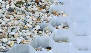 <p>Grindpaden of -opritten met een nette, stabiele afwerking? Met <strong>BERA Gravel Fix®</strong> combineert u de natuurlijke uitstraling van grind met optimaal comfort en duurzaamheid. Dankzij de honingraatstructuur blijft het grind keurig op zijn plek – zonder spoorvorming, plassen of verzakkingen.</p>

<p>Bij D'Ouwe Steen BV leveren wij BERA Gravel Fix® voor opritten, paden, parkeerplaatsen en tuinen.</p>

<p>Wat is BERA Gravel Fix®?<br />
BERA Gravel Fix® is een duurzaam en waterdoorlatend grindstabilisatie­systeem. Het bestaat uit een stevige kunststof honingraatplaat met een waterdoorlatend vlies aan de onderzijde. Deze platen worden onzichtbaar onder het grind gelegd en zorgen voor een stabiele, drukvaste ondergrond.</p>
