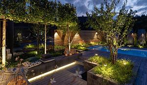 <p>De magie van tuinverlichting</p>

<p>in-lite buitenverlichting werkt op laagspanning. Hierdoor is het gemakkelijk en veilig te installeren. Via de in-lite app bedien je eenvoudig je tuinverlichting vanaf iedere plek in je tuin of huis.<br />
Je huis en tuin zien er overdag schitterend uit, maar zodra het donker wordt, ontbreekt er iets. Eigenlijk is het heel simpel. Wat er ontbreekt is licht. Je wilt in het donker toch ook genieten van die prachtige tuin? Of gemakkelijk bij de voordeur komen als je ‘s avonds laat thuiskomt? Niemand zit erop te wachten om al struikelend over gereedschap, speelgoed of andere spullen de weg te vinden. Met de juiste tuinverlichting creëer je gemakkelijk en snel zicht. Maar ook veiligheid én sfeer. </p>

<p> </p>
